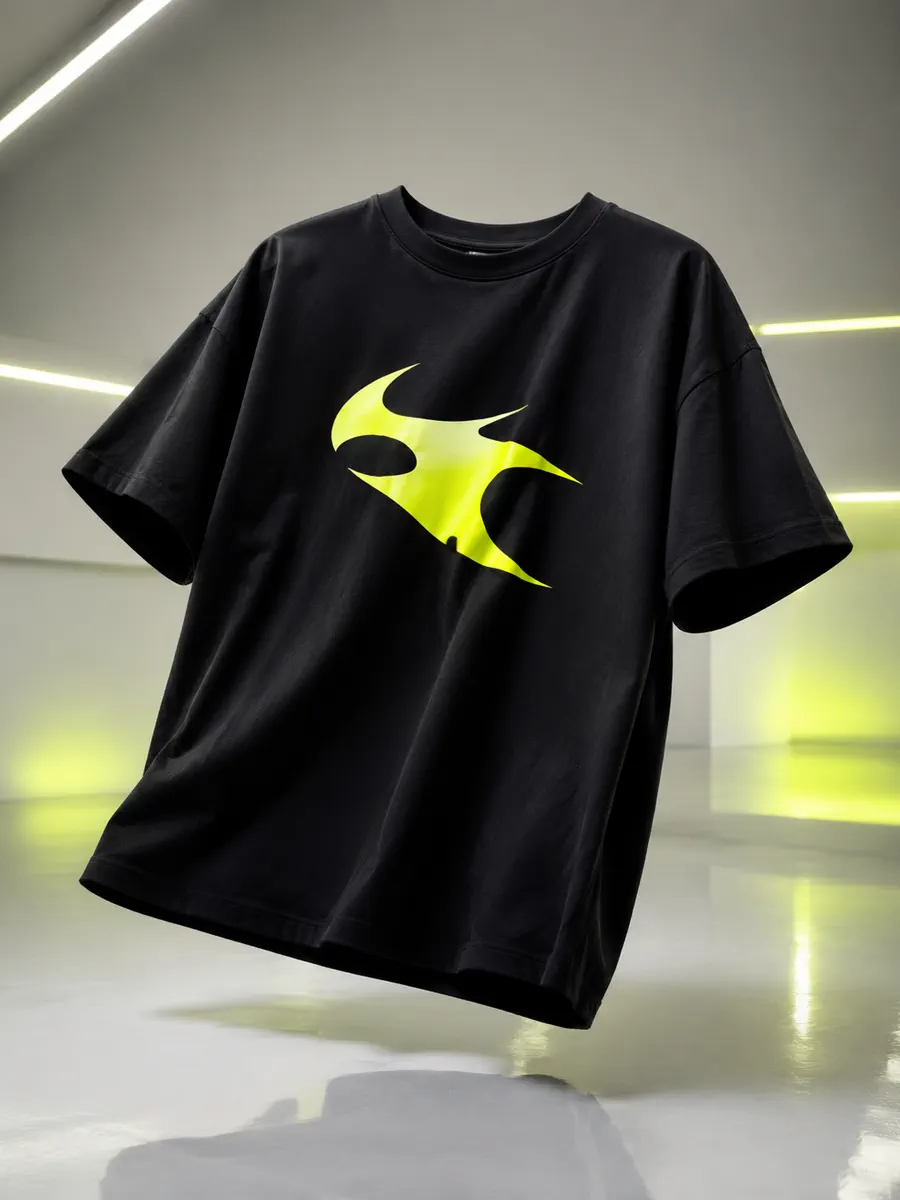 干净棚拍场景中的黑色 Logo T 恤周边设计，搭配明亮强调色